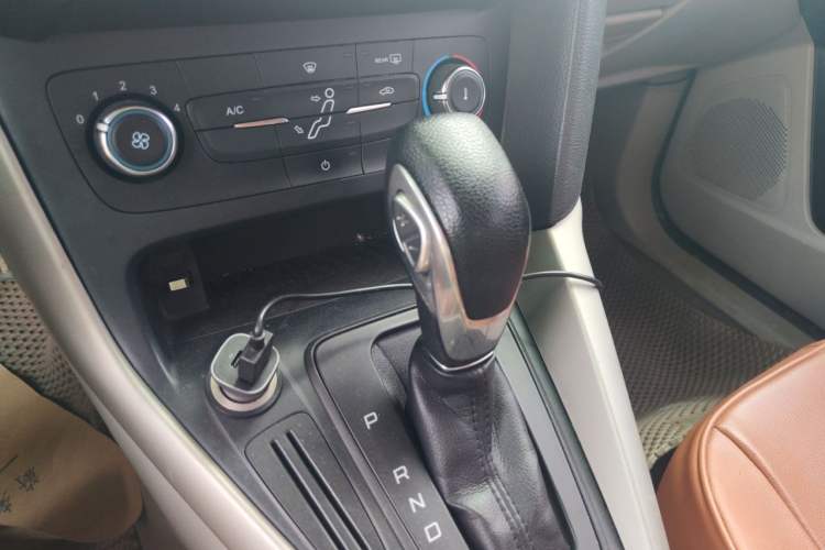 Used Ford Focus 2015 Sedan 1.6L Automatic Comfort Model Gear Lever