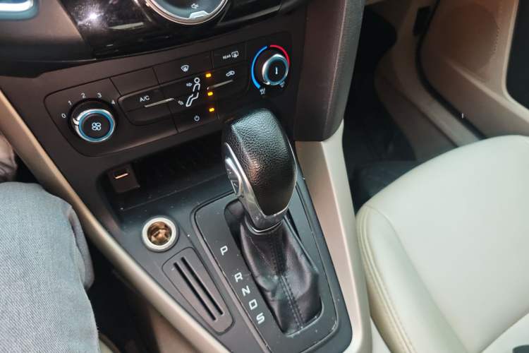 Used Ford Focus 2015 Sedan 1.6L Automatic Comfort Model Gear Lever