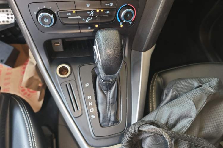 Used Ford Focus 2015 Hatchback 1.6L Automatic Comfort Model Gear Lever
