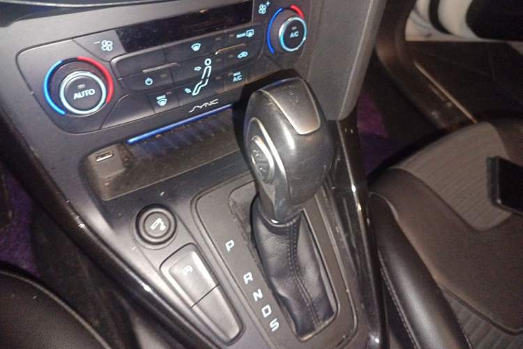 Used Ford Focus 2015 Hatchback EcoBoost 125 Automatic Supreme Style Edition Gear Lever