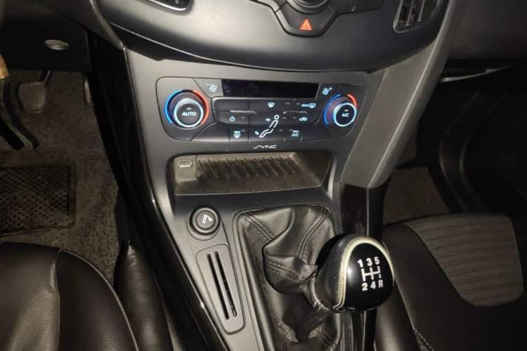 Used Ford Focus 2015 Hatchback 1.6L Manual Fashion Edition Gear Lever