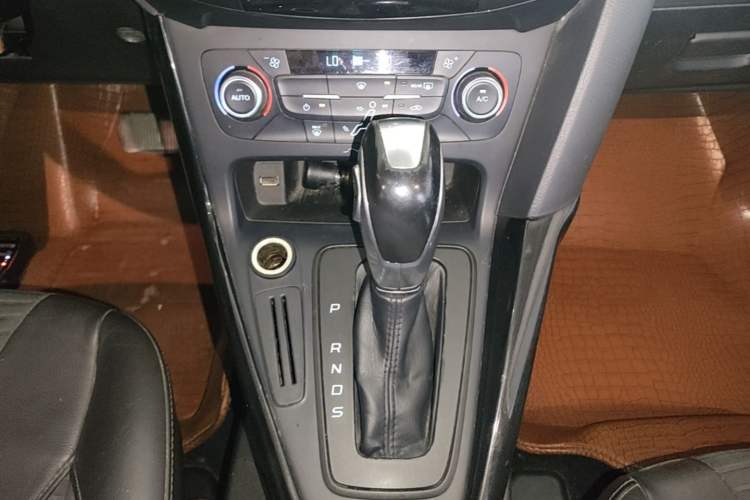 Used Ford Focus 2015 Hatchback 1.6L Automatic Fashion Edition Gear Lever