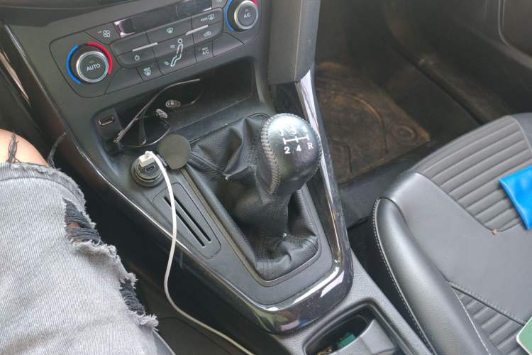 Used Ford Focus 2015 Sedan 1.6L Manual Fashion Edition Gear Lever