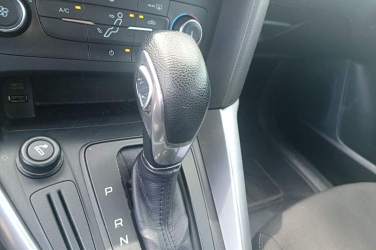 Used Ford Focus 2015 Hatchback 1.6L Automatic Comfort Model Gear Lever