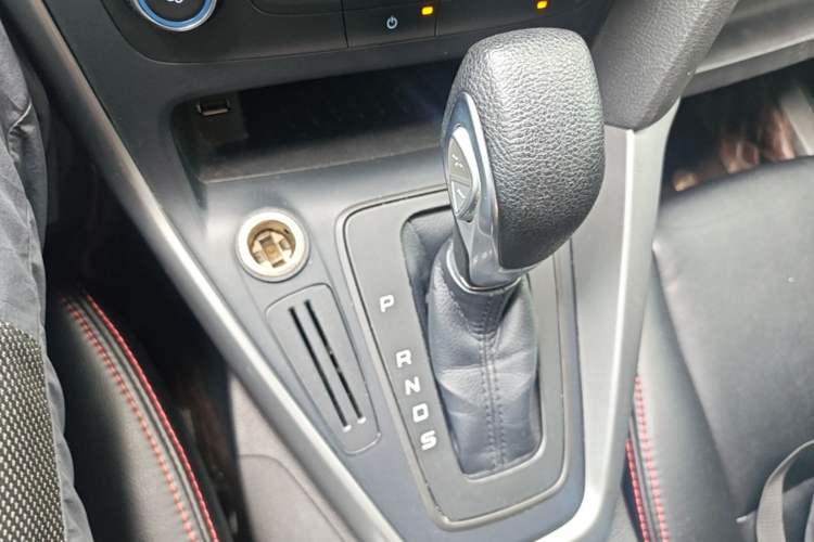 Used Ford Focus 2015 Hatchback 1.6L Automatic Comfort Model Gear Lever
