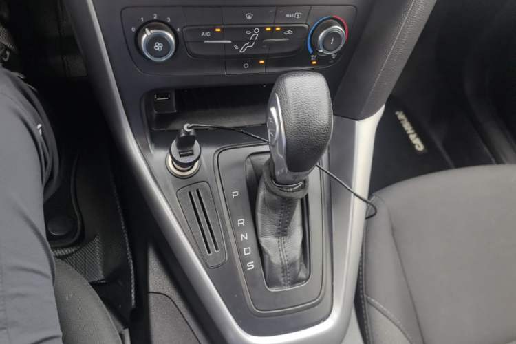 Used Ford Focus 2015 Hatchback 1.6L Automatic Comfort Model Gear Lever