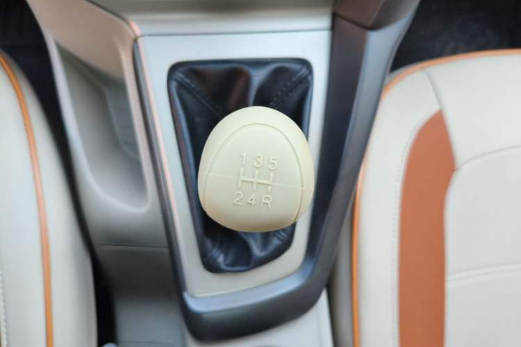 Used Ford Focus 2015 Sedan 1.6L Manual Comfort Model Gear Lever