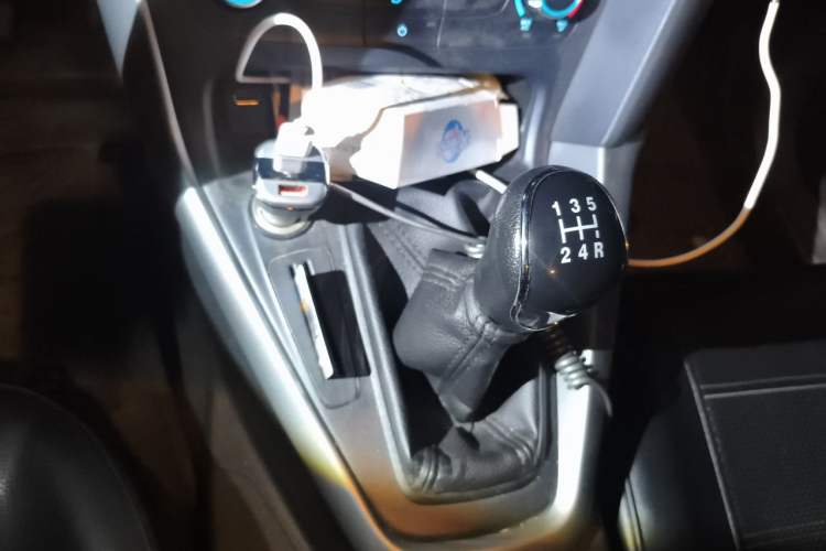 Used Ford Focus 2015 Hatchback 1.6L Manual Comfort Edition Gear Lever
