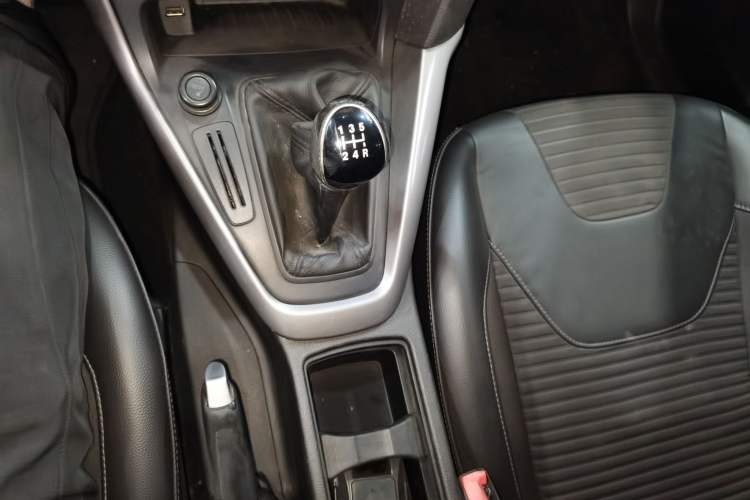 Used Ford Focus 2015 Sedan 1.6L Manual Fashion Edition Gear Lever