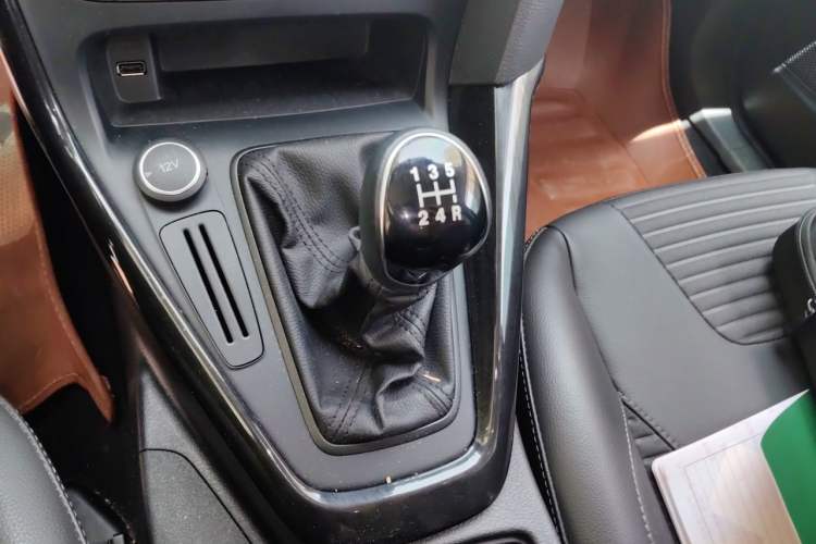 Used Ford Focus 2015 Hatchback EcoBoost 125 Manual – Ultra-Style Edition Gear Lever