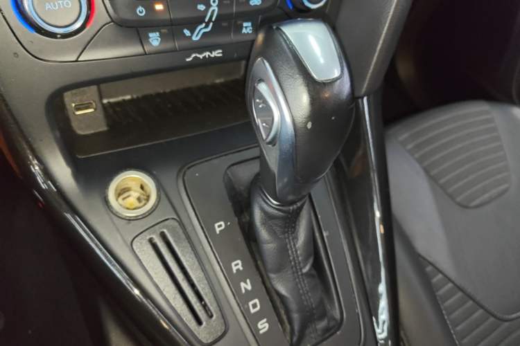 Used Ford Focus 2015 Hatchback 1.6L Automatic Fashion Edition Gear Lever