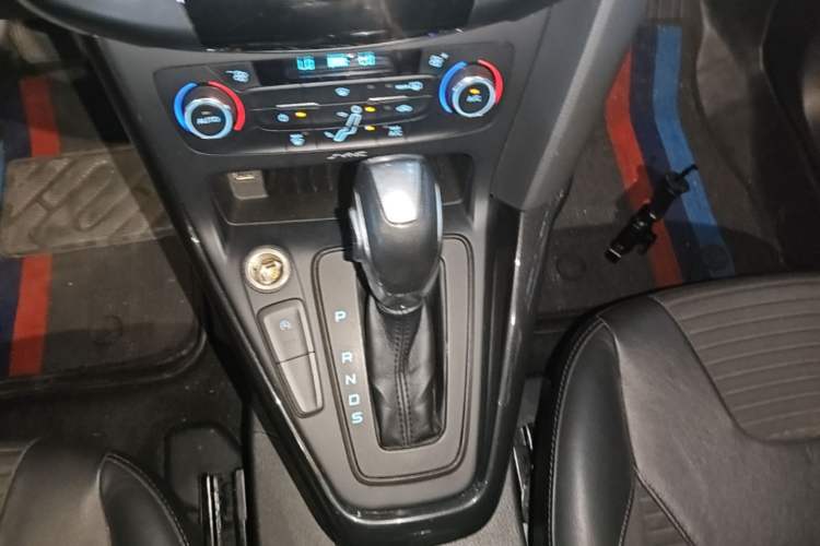 Used Ford Focus 2015 Hatchback EcoBoost 125 Automatic Supreme Style Edition Gear Lever