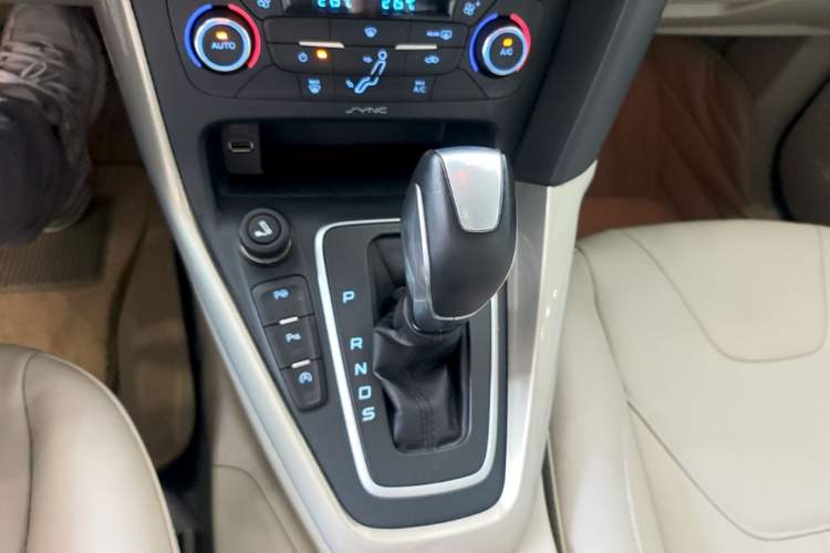 Used Ford Focus 2015 Sedan EcoBoost 180 Automatic Flagship Model Gear Lever