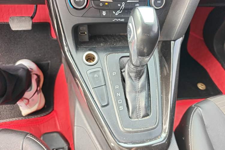 Used Ford Focus 2015 Sedan EcoBoost 180 Automatic Elite Model Gear Lever