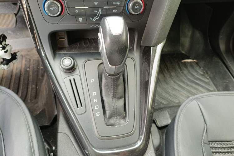 Used Ford Focus 2015 Hatchback 1.6L Automatic Fashion Edition Gear Lever