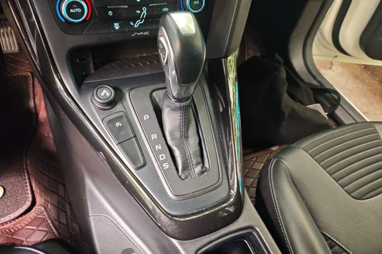 Used Ford Focus 2015 Hatchback EcoBoost 180 Automatic Elite Model Gear Lever