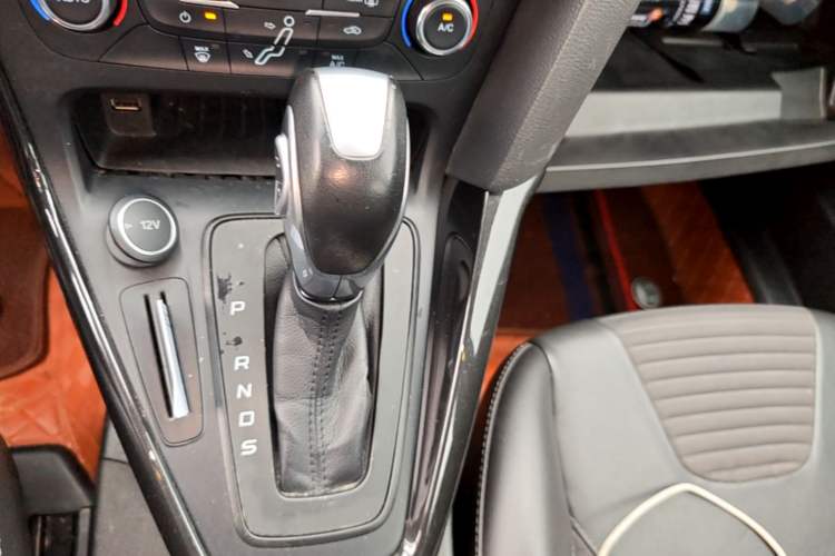 Used Ford Focus 2015 Hatchback 1.6L Automatic Fashion Edition Gear Lever