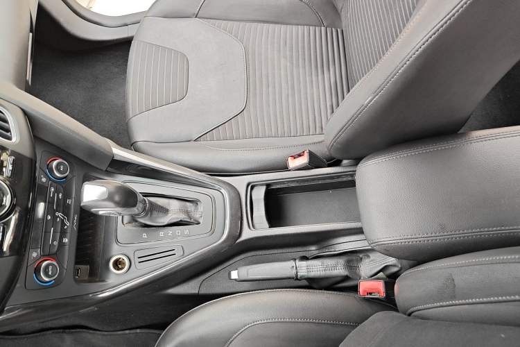Used Ford Focus 2015 Hatchback 1.6L Automatic Fashion Edition Gear Lever
