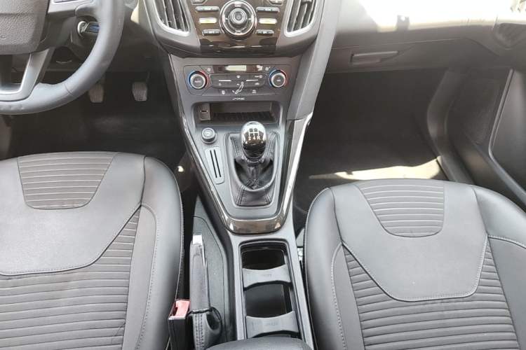 Used Ford Focus 2015 Sedan EcoBoost 125 Manual – Ultra-Style Edition Gear Lever