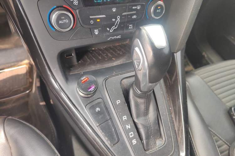 Used Ford Focus 2015 Hatchback EcoBoost 125 Automatic Supreme Style Edition Gear Lever