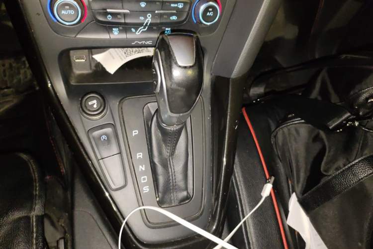 Used Ford Focus 2015 Sedan EcoBoost 125 Automatic Supreme Style Edition Gear Lever