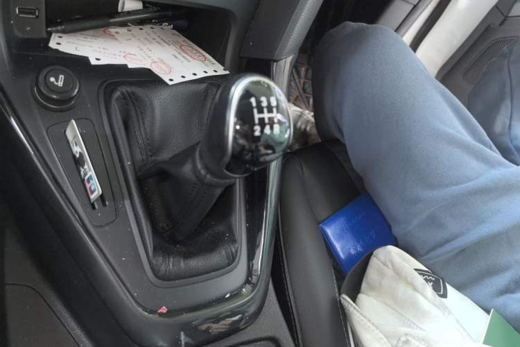 Used Ford Focus 2015 Sedan EcoBoost 125 Manual – Ultra-Style Edition Gear Lever