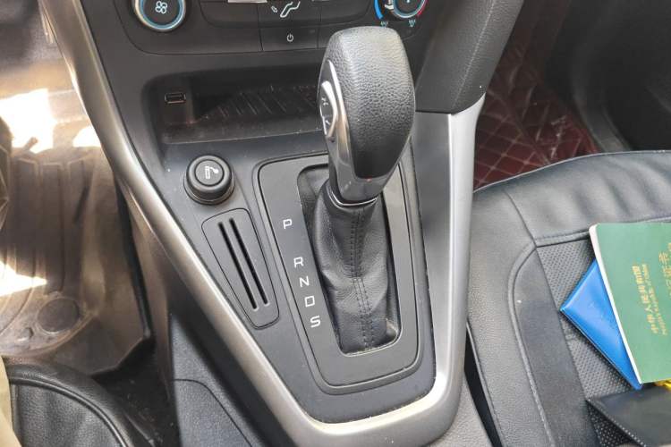 Used Ford Focus 2015 Hatchback 1.6L Automatic Comfort Model Gear Lever