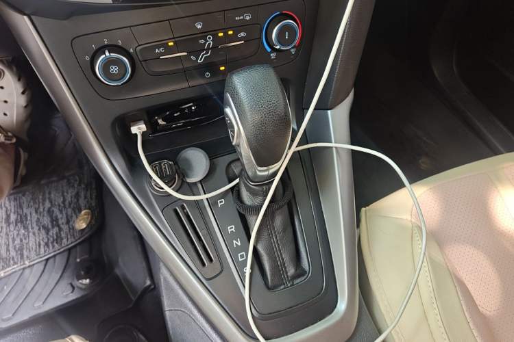 Used Ford Focus 2015 Hatchback 1.6L Automatic Comfort Model Gear Lever