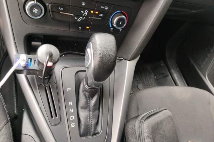 Used Ford Focus 2015 Hatchback 1.6L Automatic Comfort Model Gear Lever