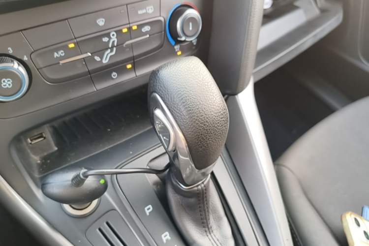 Used Ford Focus 2015 Hatchback 1.6L Automatic Comfort Model Gear Lever