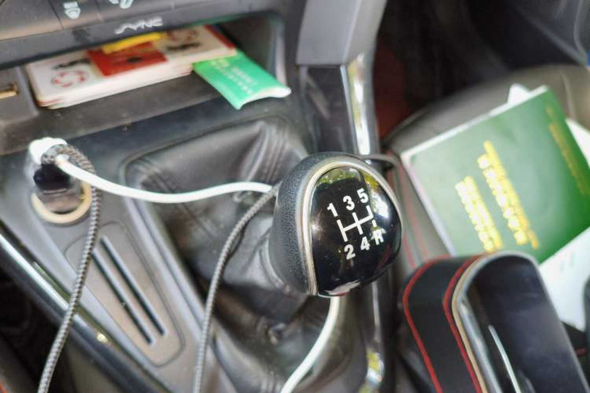 Used Ford Focus 2015 Sedan 1.6L Manual Fashion Edition Gear Lever