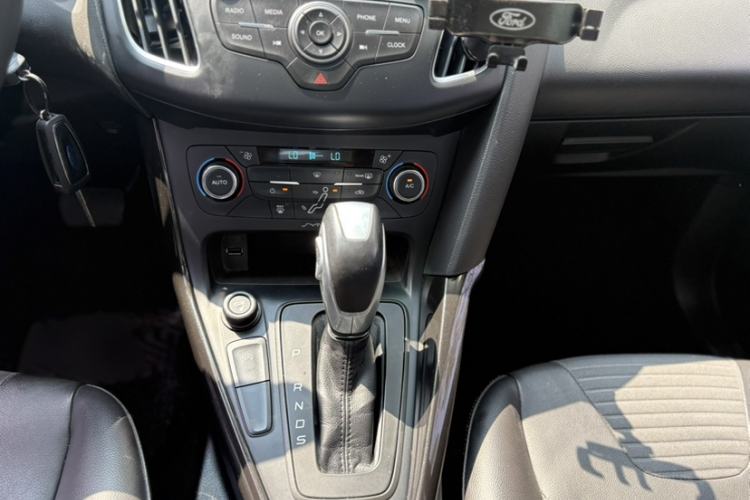 Used Ford Focus 2015 Sedan EcoBoost 125 Automatic Supreme Style Edition Gear Lever