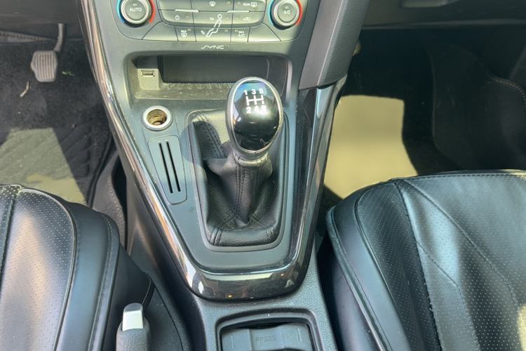 Used Ford Focus 2015 Sedan EcoBoost 125 Manual – Ultra-Style Edition Gear Lever