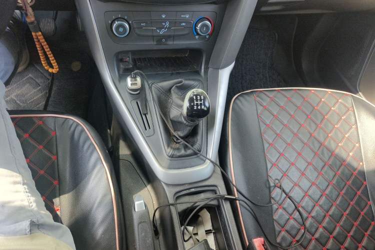 Used Ford Focus 2015 Hatchback 1.6L Manual Comfort Edition Gear Lever