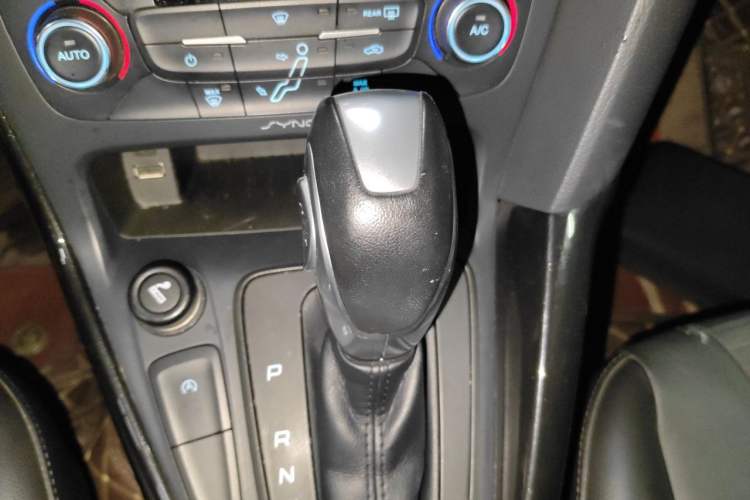 Used Ford Focus 2015 Hatchback EcoBoost 125 Automatic Supreme Style Edition Gear Lever