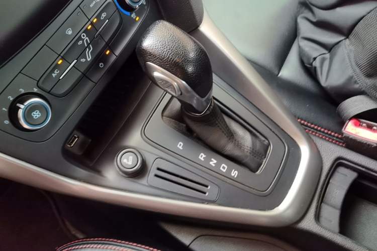 Used Ford Focus 2015 Hatchback 1.6L Automatic Comfort Model Gear Lever