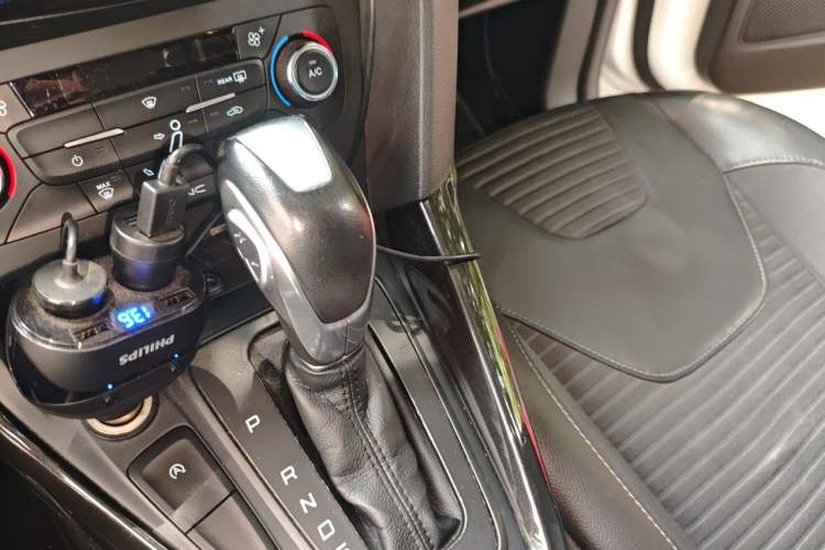 Used Ford Focus 2015 Hatchback EcoBoost 125 Automatic Supreme Style Edition Gear Lever