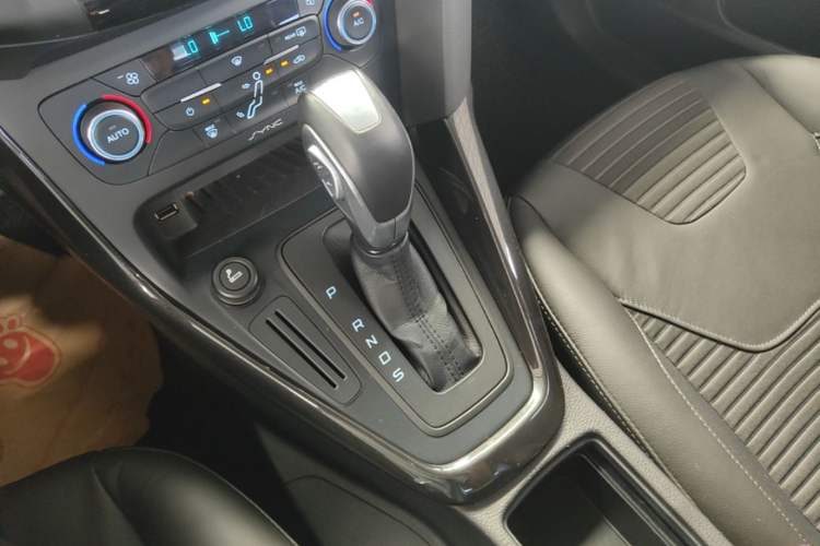 Used Ford Focus 2015 Hatchback 1.6L Automatic Fashion Edition Gear Lever
