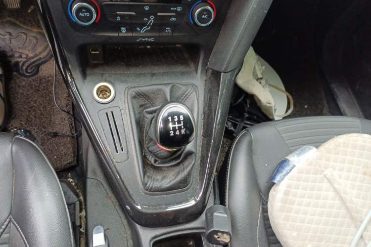 Used Ford Focus 2015 Hatchback EcoBoost 125 Manual – Ultra-Style Edition Gear Lever