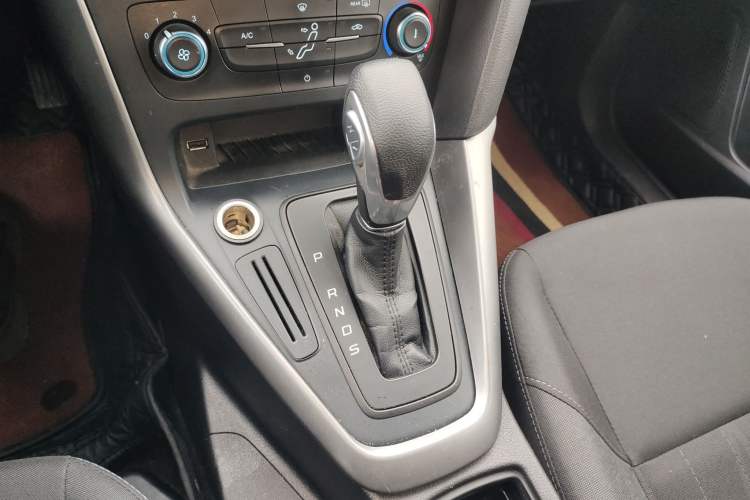 Used Ford Focus 2015 Hatchback 1.6L Automatic Comfort Model Gear Lever