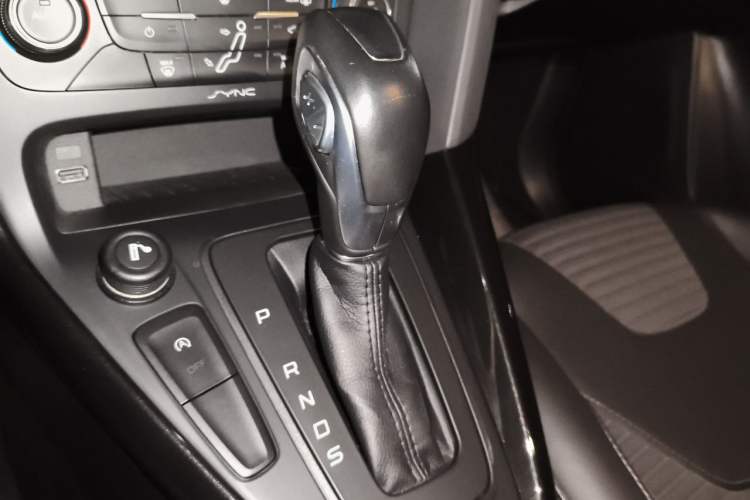 Used Ford Focus 2015 Hatchback EcoBoost 125 Automatic Supreme Style Edition Gear Lever