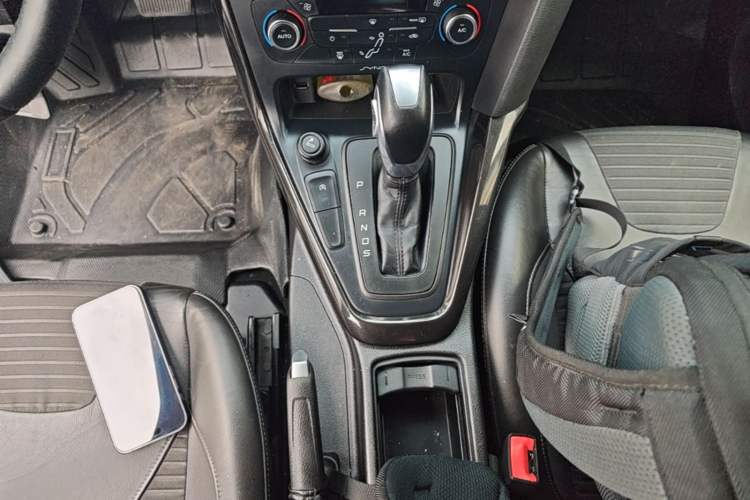 Used Ford Focus 2015 Hatchback EcoBoost 125 Automatic Supreme Style Edition Gear Lever