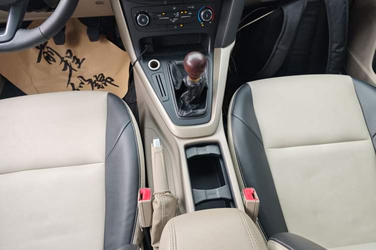 Used Ford Focus 2015 Sedan 1.6L Manual Comfort Model Gear Lever