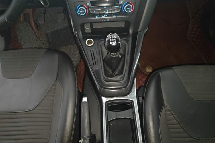 Used Ford Focus 2015 Hatchback EcoBoost 125 Manual – Ultra-Style Edition Gear Lever