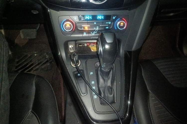 Used Ford Focus 2015 Sedan EcoBoost 125 Automatic Supreme Style Edition Gear Lever