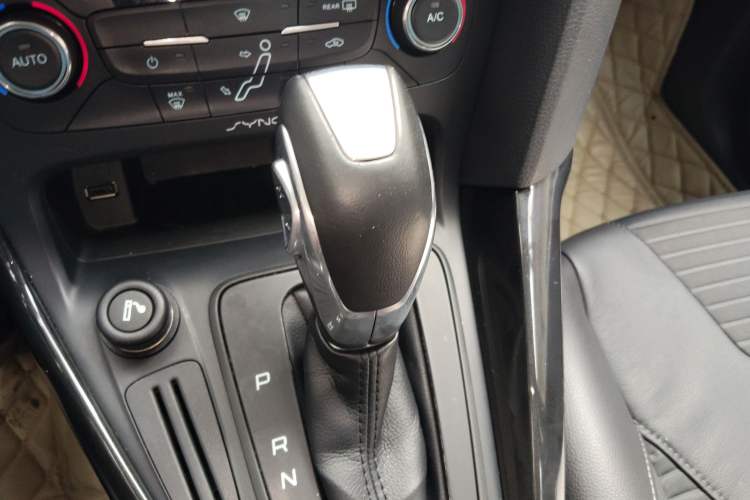 Used Ford Focus 2015 Hatchback 1.6L Automatic Fashion Edition Gear Lever