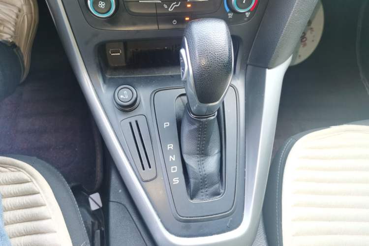Used Ford Focus 2015 Hatchback 1.6L Automatic Comfort Model Gear Lever