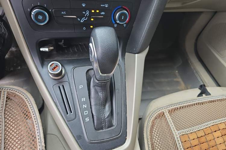 Used Ford Focus 2015 Sedan 1.6L Automatic Comfort Model Gear Lever