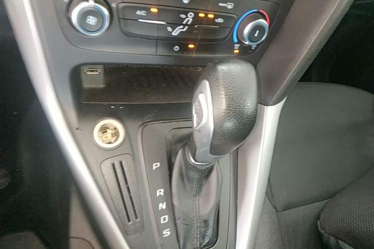 Used Ford Focus 2015 Hatchback 1.6L Automatic Comfort Model Gear Lever