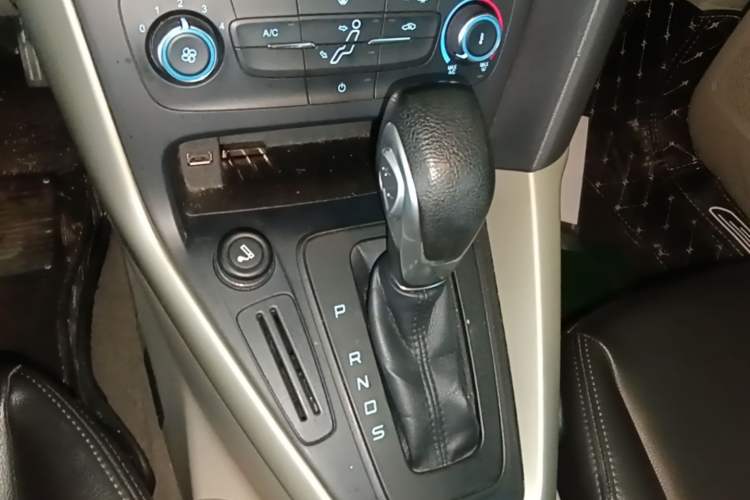 Used Ford Focus 2015 Sedan 1.6L Automatic Comfort Model Gear Lever